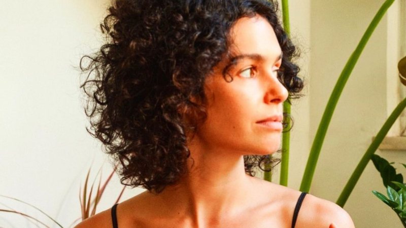 Grávida aos 37 anos, Maria Flor ergue a blusa e mostra barrigão: "Tem um pequeno ser querendo aparecer" - Reprodução/Instagram