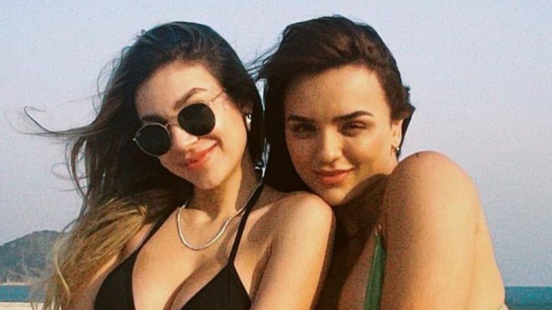 Rafa Kalimann curte dia de praia coladinha com Bruna Santana e corpos sequinhos agitam a web: "Deusas" - Reprodução/Instagram