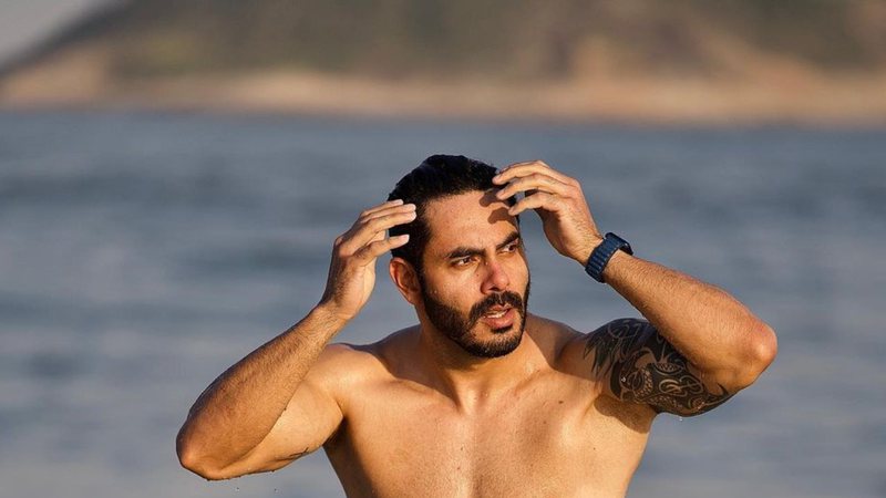 De sunga, ex-BBB Rodolffo ostenta corpo sarado em dia de praia e fãs vão à loucura - Instagram