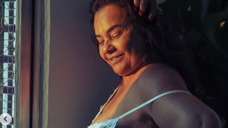 Aos 64 anos, Solange Couto deixa alça da camisola cair e posa sexy ao acordar: "Gosto de viver" - Reprodução/Instagram