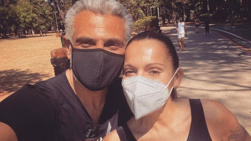 Tarcísio Filho sai para espairecer com a mulher, troca beijão e ela se declara: "Amor faz bem e cura" - Reprodução/Instagram