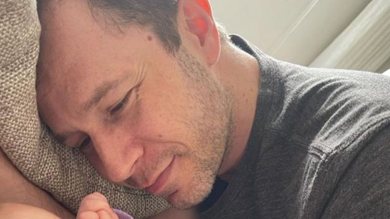 Tiago Leifert publica clique raríssimo com a filha nos braços: "Existe papai mais apaixonado?" - Reprodução/Instagram