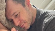 Tiago Leifert publica clique raríssimo com a filha nos braços: "Existe papai mais apaixonado?" - Reprodução/Instagram