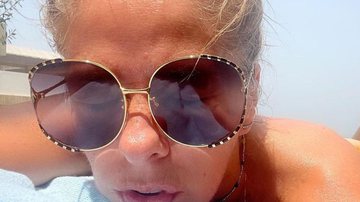 Tomando sol em Dubai, Adriane Galisteu exibe curvas do corpão e relata perrengue: "A bunda fica branca" - Reprodução/Instagram