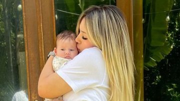 Virgínia Fonseca levanta a blusa e revela tatuagem em homenagem à filha de dois meses: "Amo você" - Reprodução/Instagram