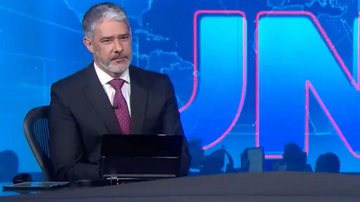 Deu branco? William Bonner faz cara de paisagem e quase esquece do 'boa noite' no encerramento do 'JN' - Reprodução/TV Globo