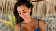 Ex-namorada de Neymar sensualiza na praia e decote quase explode o biquíni: "Sereia" - Reprodução/Instagram