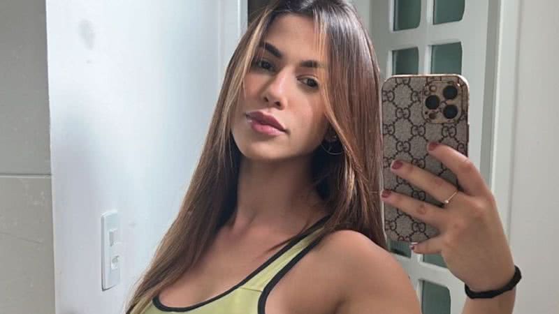Larissa Tomásia ousou ao empinar o bumbum em um clique que publicou nas redes sociais - Reprodução/Instagram