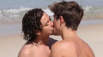 Jove de 'Pantanal', Jesuíta Barbosa é flagrado dando beijão em rapaz na praia - AgNews/JC Pereira