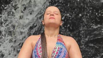 Maiara curte momento zen de maiô cavado e decotão na cachoeira - Reprodução/Instagram