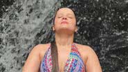 Maiara curte momento zen de maiô cavado e decotão na cachoeira - Reprodução/Instagram
