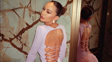 Sem calcinha, Sabrina Sato empina o bumbum com vestido com a lateral aberta: "Espetáculo" - Reprodução/Instagram