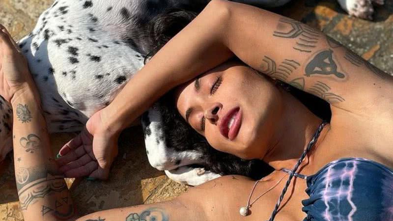 De biquíni, Aline Campos surge 'jogada' no chão e silhueta causa: "Que mulher" - Reprodução/Instagram
