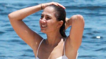 Camila Pitanga mostra corpão sem retoques aos 44 anos em dia de praia - AgNews/JC Pereira
