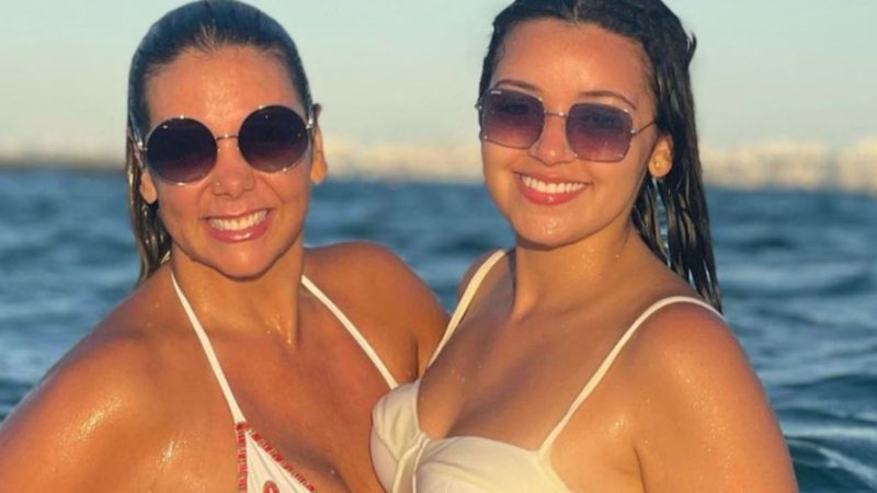 Carla Perez posa de biquíni para comemorar os 20 anos da filha: "Parecem irmãs" - Reprodução/Instagram