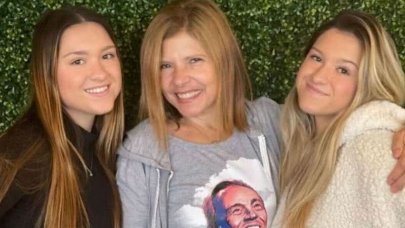 Filhas gêmeas de Gugu Liberato posam em foto de Natal na companhia da mãe: “Lindas” - Reprodução/Instagram