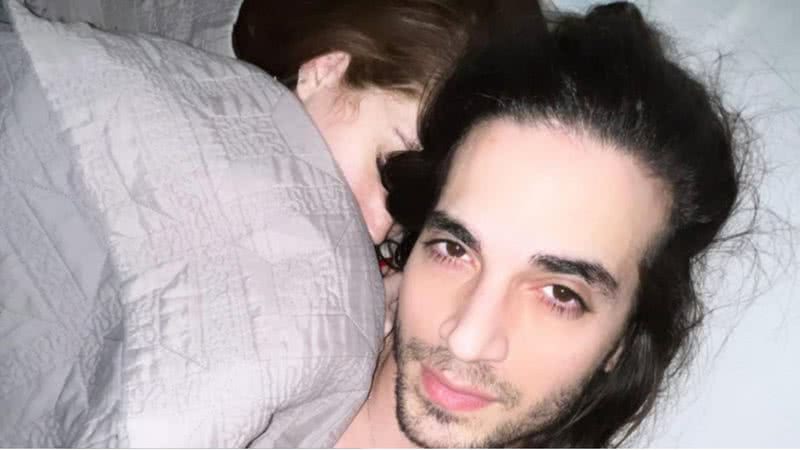 Ex-BBB Fiuk protagoniza cenas românticas com a namorada na cama: “Aquele chamego” - Reprodução/Instagram