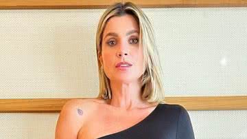 Poderosa, Flávia Alessandra posa com saia curta e exibe pernões torneados: "Musa" - Reprodução/Instagram