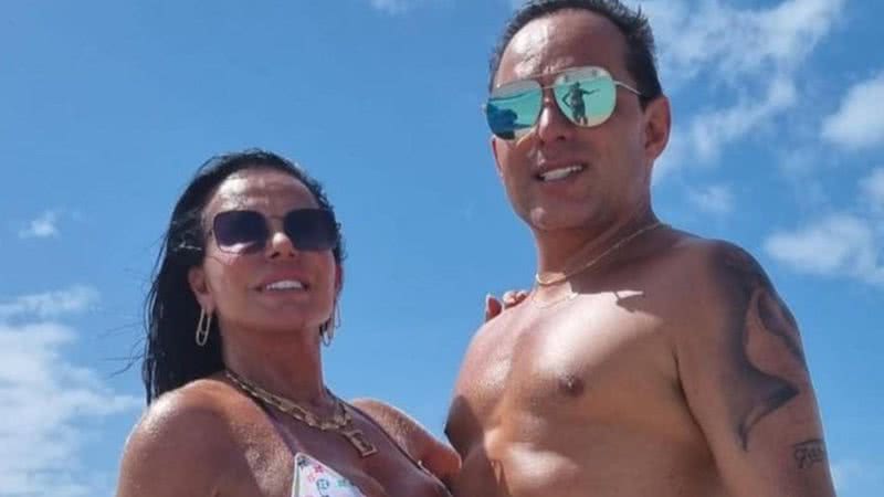 Na praia, Gretchen dá beijão em marido e corpos espetaculares chocam: “Perfeitos” - Reprodução/Instagram