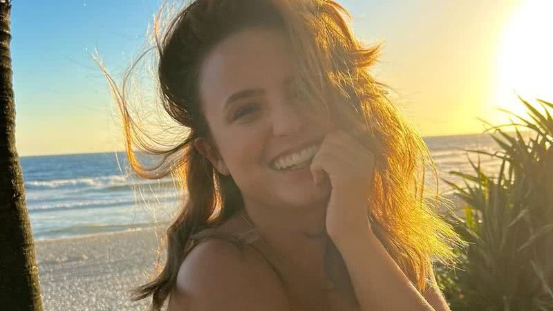 Larissa Manoela chama atenção com cinturinha PP em dia de praia - Reprodução/Instagram