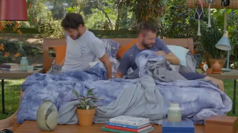Rodrigo Hilbert e José Loreto acordam na mesma cama e público vai à loucura - Reprodução/TV Globo