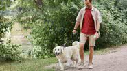 Passear com regularidade pode ajudar o animal a estabelecer uma rotina consistente (Imagem: SeventyFour | Shutterstock)