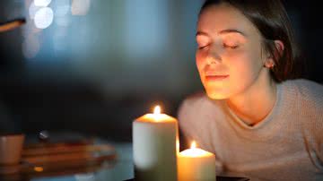 O aroma das velas pode promover o sono (Imagem: Antonio Guillem | ShutterStock)