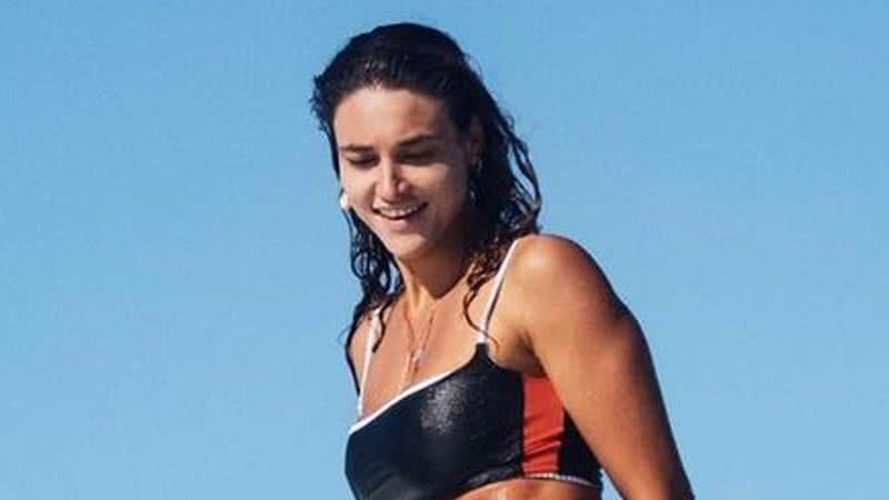 Débora Nascimento exibe barriga trincada e surfa com a filha - Reprodução/Instagram
