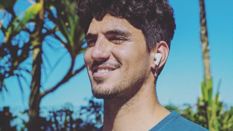 A fila andou? Gabriel Medina é flagrado aos beijos com digital influencer - Instagram