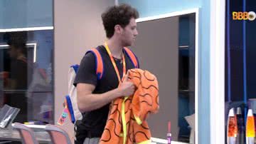 Lucas se despediu de seu fiel companheiro na última semana, o roupão laranja do quarto do líder no BBB22 - Reprodução/TV Globo