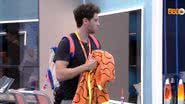 Lucas se despediu de seu fiel companheiro na última semana, o roupão laranja do quarto do líder no BBB22 - Reprodução/TV Globo