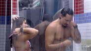 Maria brinca com Eliezer no banho - Reprodução/Globo