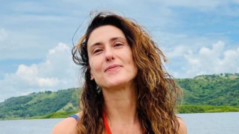 Aos 59 anos, Paola Carosella posa de maiô ao natural e encanta fãs: "Mulherão" - Reprodução/TV Globo
