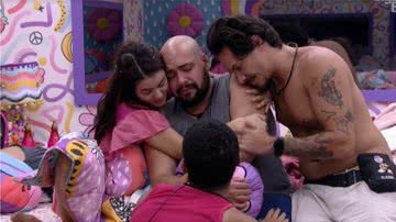 Tiago Abravanel chora e é consolado por brothers - Reprodução/Globo