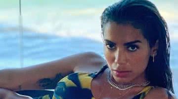 Com olhar fatal, Anitta mexe com imaginário dos fãs em clique com maiô cavadíssimo - Reprodução/TV Globo