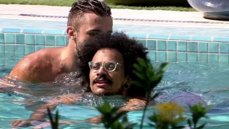 Arthur ajuda João Luiz a nadar e encanta fãs - Reprodução / TV Globo