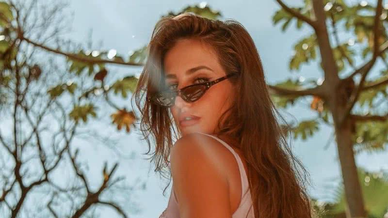 Bruna Griphao puxa biquíni micro e deixa marquinha de sol em evidência no bumbum GG: "A mais linda" - Reprodução/Instagram/@adaltojr
