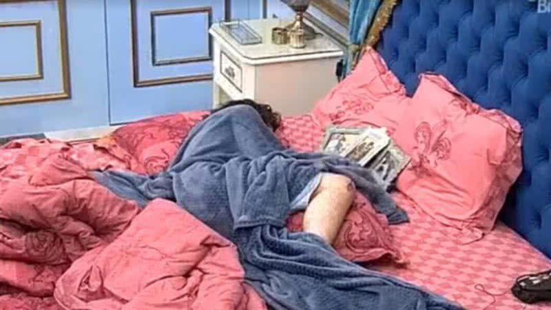 Fiuk dorme com fotografias da família na cama - Reprodução/TV Globo