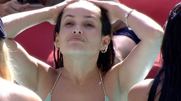 BBB21: Juliette vai à piscina da casa com biquíni ousado e exibe lado mulherão: "Corpaço" - Reprodução/Instagram