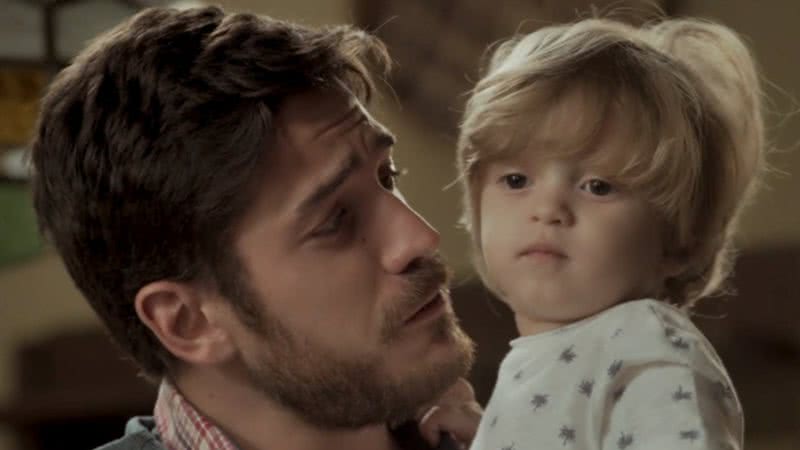 O rapaz não segura a emoção ao notar a marca de nascença no corpo do menino; veja - Reprodução/TV Globo