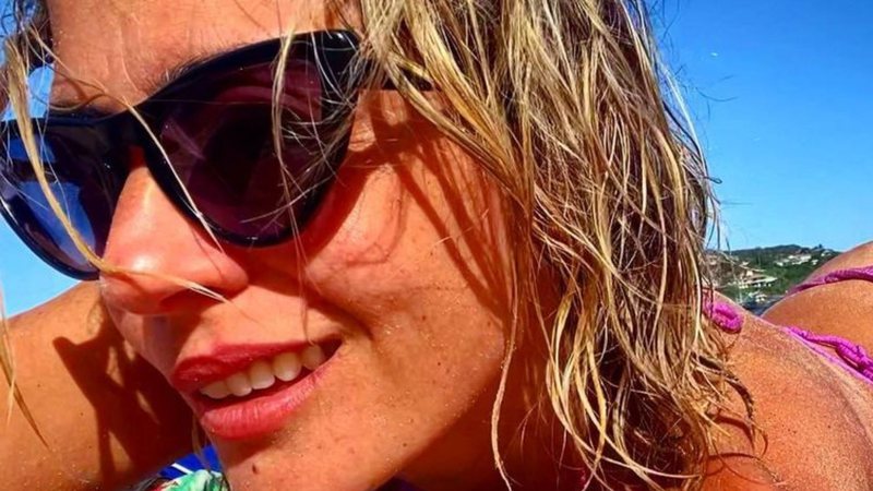 De bumbum para cima, Carol Castro ostenta bronzeado de biquíni: "Que calor" - Reprodução/Instagram