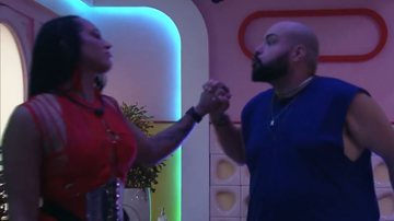 BBB22:  Linn da Quebrada chama atenção ao beijar careca de Tiago Abravanel em festa - Reprodução/ Globoplay