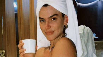 Completamente nua, Mariana Goldfarb deixa lateral do bumbum escapar da toalha - Reprodução/Instagram