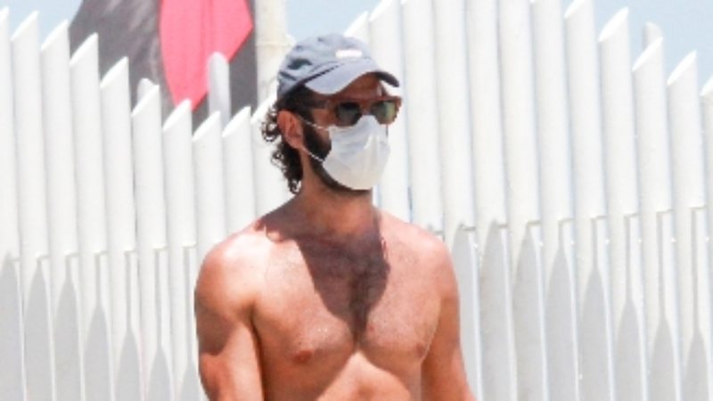 Discreto, Rodrigo Santoro caminha sem camisa e mostra físico fortão aos 46 anos - Divulgação / AgNews