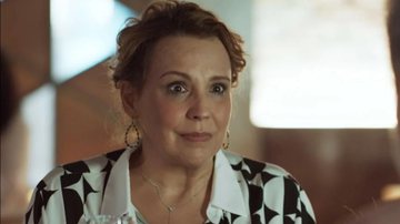 A mãe adotiva de Renato, Elenice vira penetra e passa vergonha em cerimônia; confira o que vai acontecer nos próximos capítulos da trama - Reprodução/TV Globo