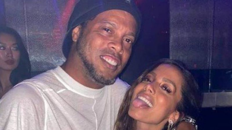 Anitta e Ronaldinho Gaúcho se esbarram em balada e posam em coladinhos em clique: "Foguete não tem ré" - Reprodução/Instagram