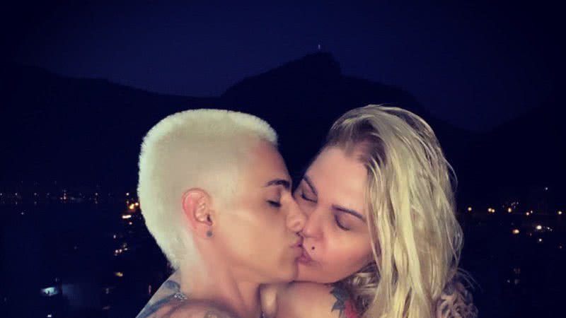 Monique Evans troca beijo apaixonante com a namorada Cacá Werneck - Instagram