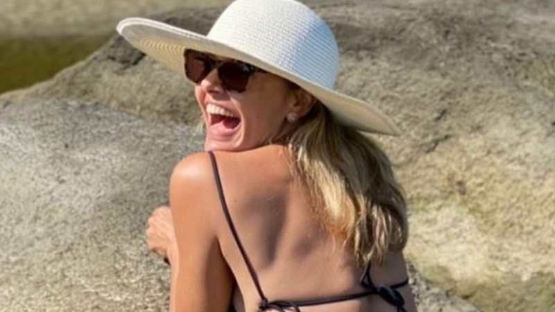 Aos 46 anos, Bianca Rinaldi posa de biquíni em foto sem retoques e bumbum rouba a cena: "Alegria" - Reprodução/Instagram