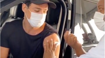 Cauã Reymond gera frisson entre enfermeiras ao aparecer para ser vacinado: "Foi emocionante" - Reprodução/Instagram