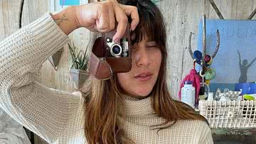 Giulia Costa posa só de blusa no espelho - Reprodução/Instagram